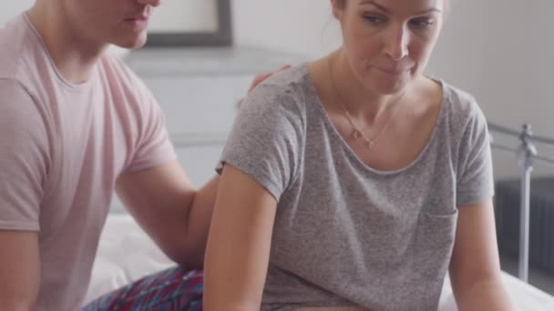 Teleurgesteld Paar Zitten Bed Thuis Met Negatieve Home Zwangerschapstest — Stockvideo