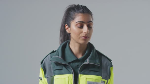 Stúdió Portré Súlyos Fiatal Paramedic Ellen Plain Háttér — Stock videók