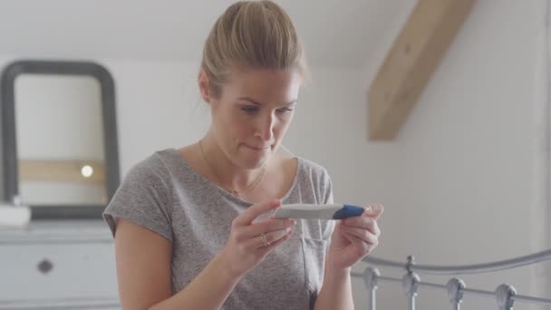 Evde Olumsuz Hamilelik Testi Ile Evde Yatak Odasında Oturan Hayal — Stok video