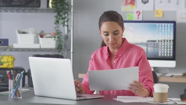 创意办公室的女商人在笔记本电脑上的办公桌前工作 — 图库视频影像