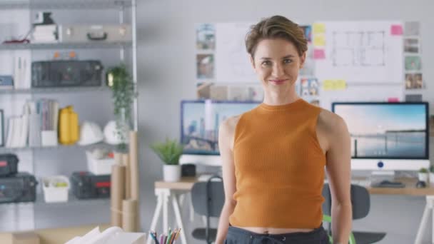 Ofisteki Gülümseyen Kadın Mimarın Portresi — Stok video