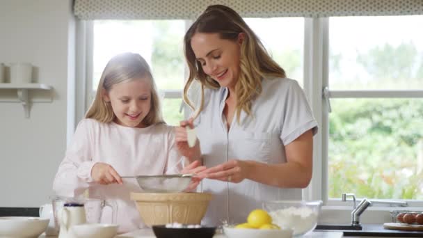妈妈和女儿穿着睡衣在家里的厨房里一起烘焙和做煎饼 — 图库视频影像