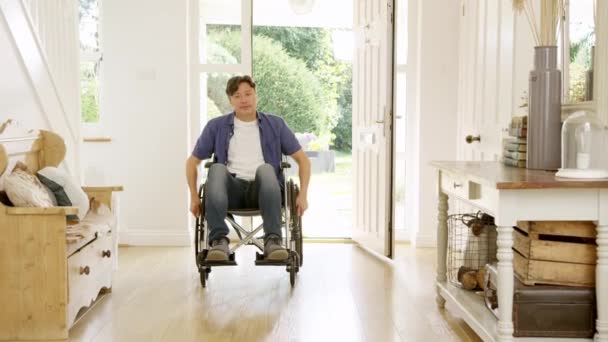 Зрілий Азіатський Чоловік Інвалідному Візку Штовхає Себе Коридорі Вдома Камери — стокове відео