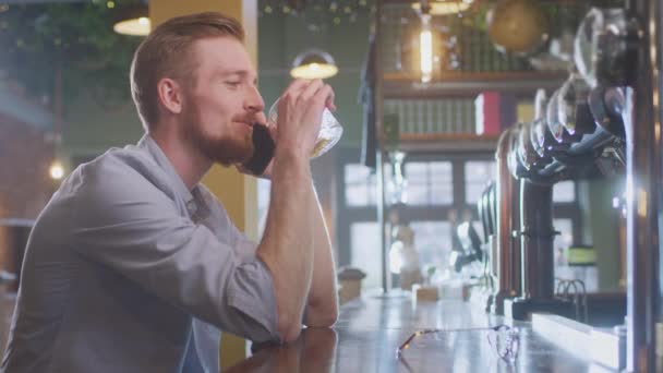 Man Sitting Pub Bar Drinking Alone Glass Whisky Talking Mobile — Stockvideo