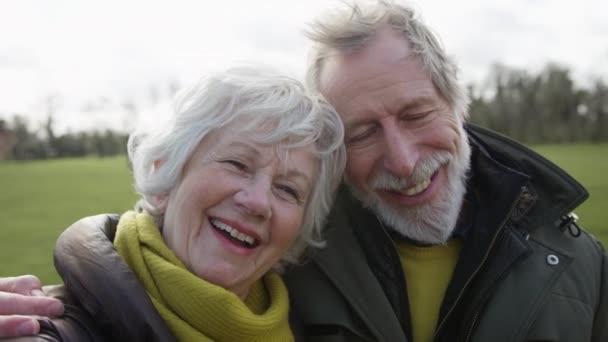Portrait Couple Personnes Âgées Aimant Profiter Promenade Automnale Hivernale Dans — Video
