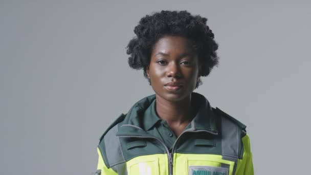 Студійний Портрет Серйозної Молодої Жінки Парамедичної Уніформі Рівному Тлі — стокове відео