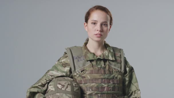 Estúdio Retrato Grave Jovem Soldado Feminino Uniforme Militar Contra Fundo — Vídeo de Stock