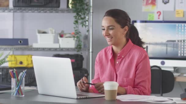 Geschäftsfrau Büro Macht Videoanruf Schreibtisch Auf Laptop Der Dem Kunden — Stockvideo