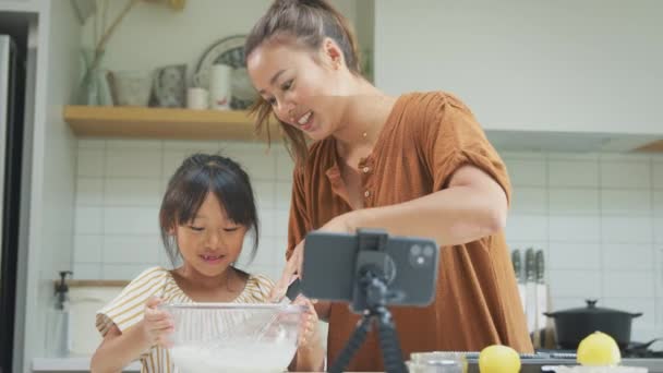 Asiatisch Mutter Und Tochter Aking Cupcakes Küche Bei Zuhause While — Stockvideo