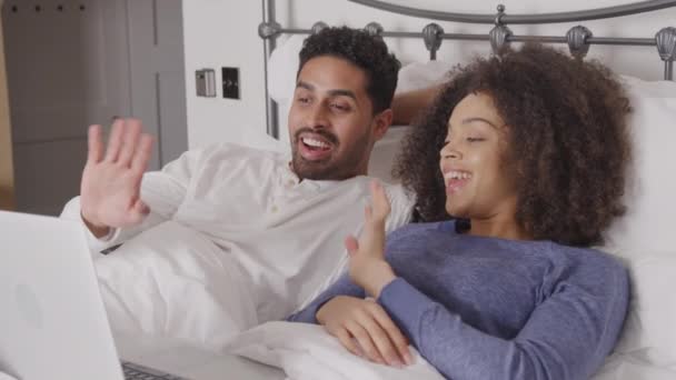 Een Paar Bed Dragen Van Pyjama Met Videochat Laptop Thuis — Stockvideo