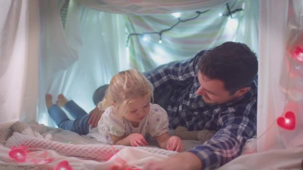 Far Och Dotter Läser Historia Hemlagat Läger Barnets Sovrum Hemma — Stockvideo