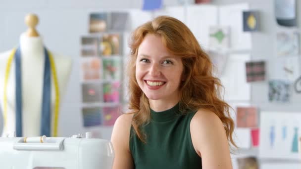 Portrait Une Étudiante Propriétaire Entreprise Travaillant Dans Industrie Mode Aide — Video