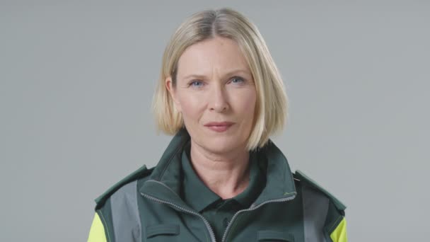 Portrait Serious Mature Paramedic Plain Background — Stok Video