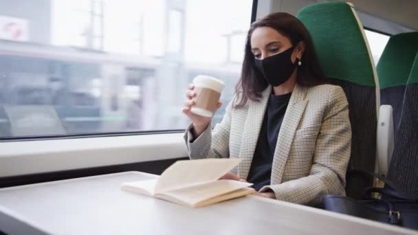 Üzletasszony Vonaton Próbál Inni Elvitelre Kávé Keresztül Egyéni Védőmaszk Egészségügyi — Stock videók