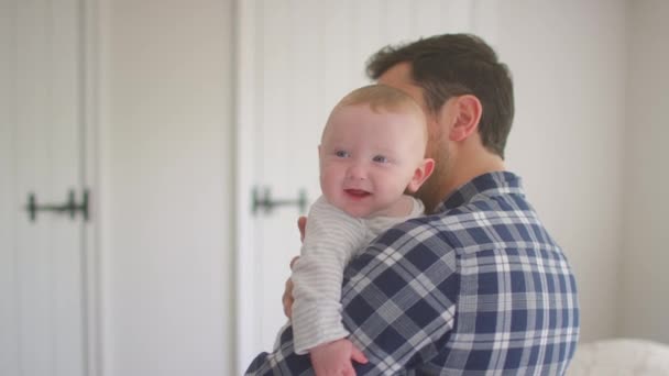 Père Aimant Câlinant Bébé Fils Souriant Reposant Sur Épaule Maison — Video