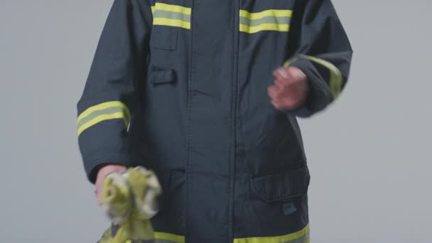Full Length Studio Portret Van Glimlachende Volwassen Vrouwelijke Brandweerman Dragen — Stockvideo