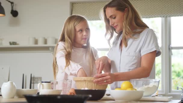 Moeder Dochter Dragen Pyjama Hebben Rommelig Plezier Als Bakken Keuken — Stockvideo