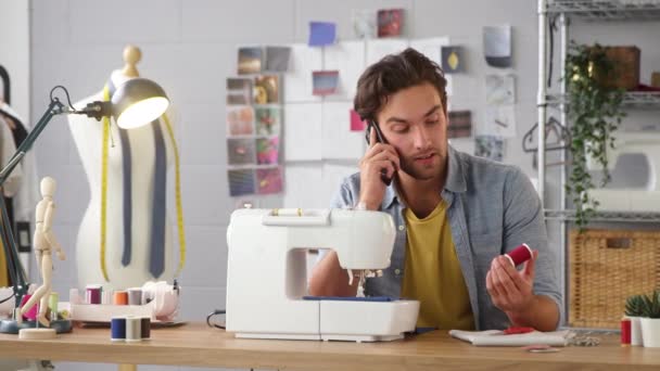 Hombre Propietario Negocio Moda Haciendo Llamada Teléfono Móvil Máquina Coser — Vídeo de stock