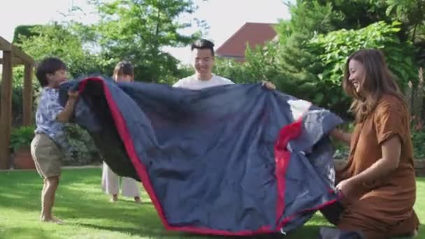 Asiatische Familie Mit Spaß Heimischen Garten Gemeinsam Zelt Für Sommerlichen — Stockvideo