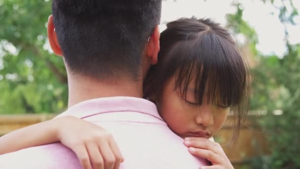 Amare Asiatico Padre Coccole Stanco Figlia Giardino Come Ragazza Sguardi — Video Stock