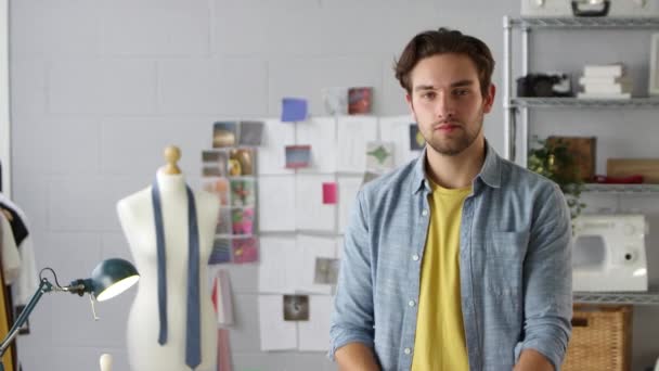 Portret Zdeterminowanego Studenta Lub Biznesmena Pracującego Fashion Desk — Wideo stockowe