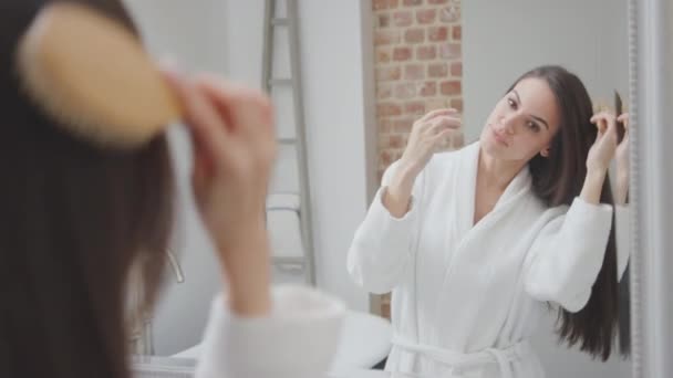 Couple Portant Peignoir Pyjama Préparer Dans Miroir Salle Bains Maison — Video