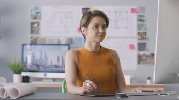 Ofisteki Kadın Mimar Grafik Tableti Kullanarak Masaüstü Bilgisayarında Çalışıyor — Stok video
