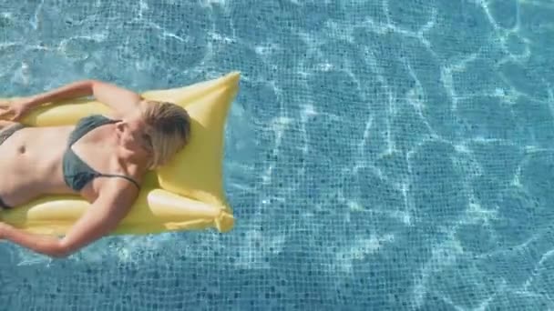 Inyección Aérea Mujer Bikini Flotando Tomando Sol Aire Inflable Piscina — Vídeos de Stock
