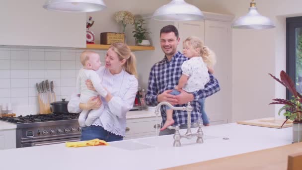 Familia Cocina Con Los Padres Sosteniendo Los Niños Después Hacer — Vídeo de stock