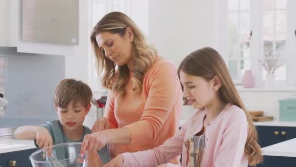 Mutter Mit Zwei Kindern Küche Hause Hat Spaß Beim Gemeinsamen — Stockvideo