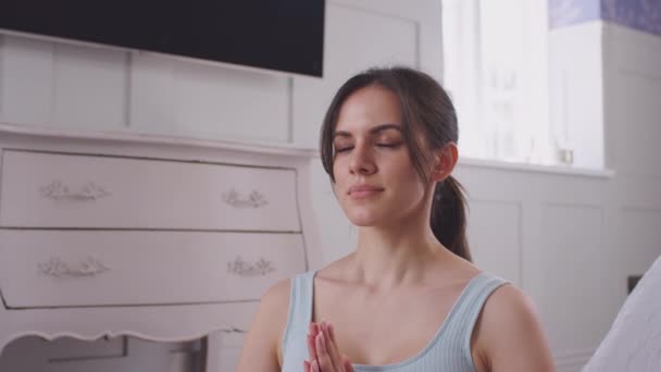 Frau Mit Zusammengefalteten Händen Yoga Pose Sitzt Auf Gymnastikmatte Schlafzimmer — Stockvideo
