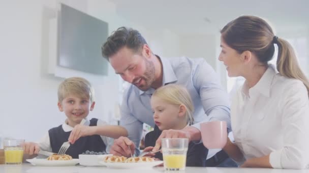Kinderen Dragen School Uniform Keuken Eten Ontbijt Wafels Als Ouders — Stockvideo