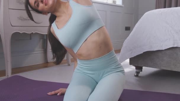 Donna Che Yoga Che Allunga Seduta Sul Tappetino Camera Letto — Video Stock