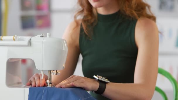 Kvinnliga Student Eller Företagare Som Arbetar Modebranschen Med Hjälp Symaskin — Stockvideo