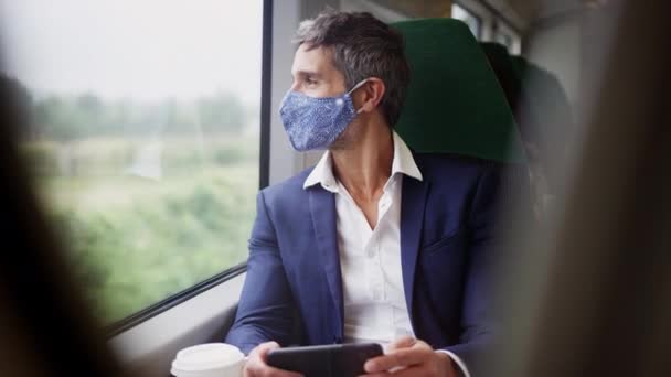 Affärsman Tåget Använda Mobiltelefon Bär Ppe Face Mask Hälsa Pandemi — Stockvideo