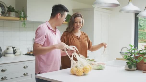 Asiatisches Paar Packt Hause Der Küche Frische Und Gesunde Lokale — Stockvideo