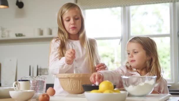 Dos Chicas Usando Pijamas Horneando Cocina Casa Juntas — Vídeos de Stock