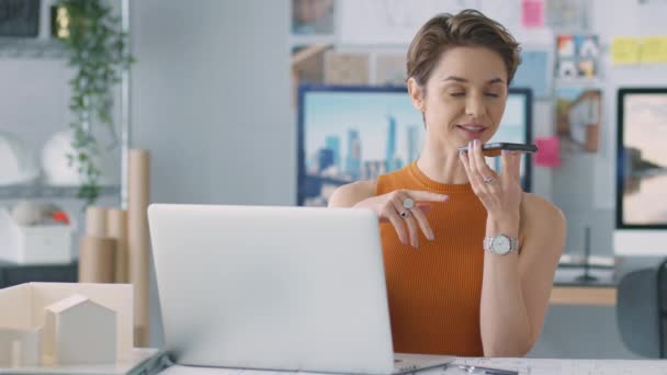 Arquitecta Femenina Oficina Trabajando Escritorio Ordenador Portátil Tomando Llamada Altavoz — Vídeo de stock