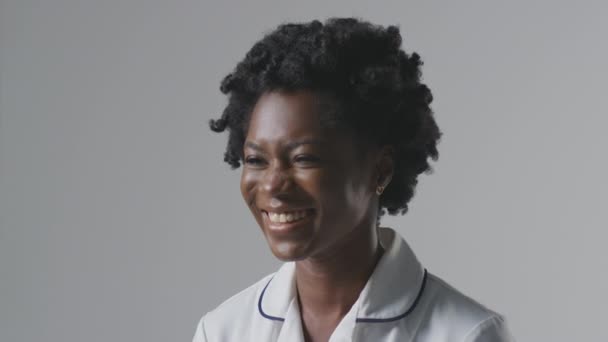 Студійний Портрет Сміху Жінки Медсестри Уніформі Звичайному Тлі — стокове відео