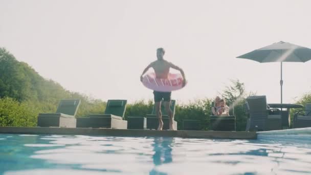 Tournage Sous Marin Père Avec Anneau Gonflable Sautant Dans Piscine — Video