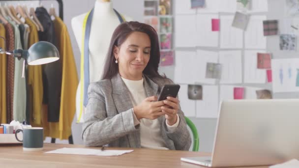 Modedesignerin Studio Arbeitet Schreibtisch Laptop Und Checkt Nachrichten Auf Dem — Stockvideo