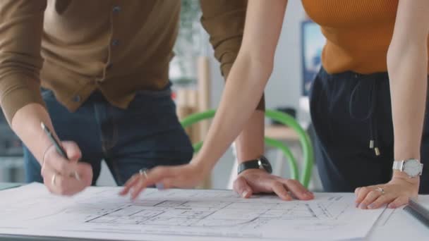 Ofisteki Erkek Kadın Mimarların Kapanışı Masada Duruyor Planlar Üzerinde Çalışıyor — Stok video