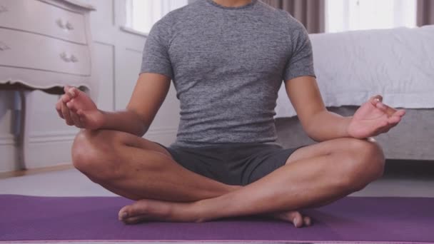 Man Zittend Yoga Mat Slaapkamer Thuis Met Draadloze Oortjes Streamen — Stockvideo
