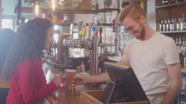 Vrouwelijke Klant Bar Maakt Sociaal Afstandelijk Contactloze Betaling Voor Drankjes — Stockvideo