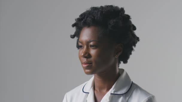 Retrato Estúdio Enfermeira Fêmea Séria Uniforme Que Gira Para Enfrentar — Vídeo de Stock