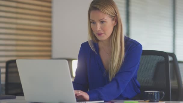 Young Businesswoman Working Late Sitting Desk Laptop Modern Open Plan — 图库视频影像