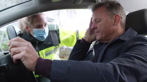 Vrouwelijke Paramedici Dragen Gezichtsmasker Helpen Verwond Mannelijke Bestuurder Betrokken Bij — Stockvideo