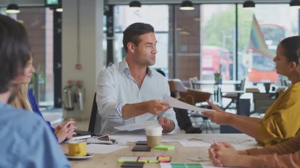 Ekibi Masa Başında Toplantı Yapıyor Modern Açık Planlama Ofisinde Belge — Stok video