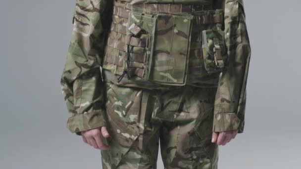 平文を背景にした軍事制服姿の若妻兵士たちのスタジオポートレート — ストック動画