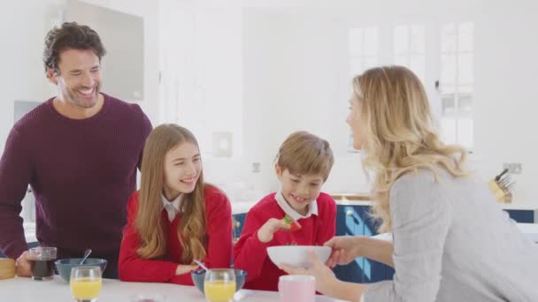 Родители Помогающие Детям Школьной Форме Готовятся Завтраку Кухне — стоковое видео